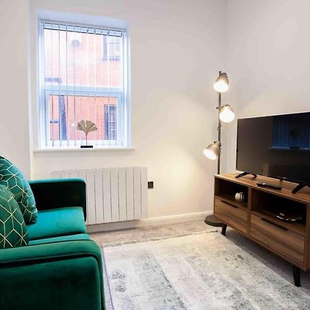 Modern & Stylish 1 Bedroom Apartment In Bolton Bagian luar foto