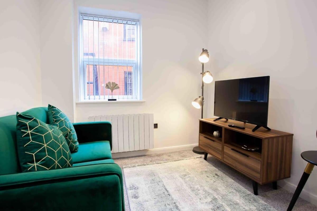 Modern & Stylish 1 Bedroom Apartment In Bolton Bagian luar foto