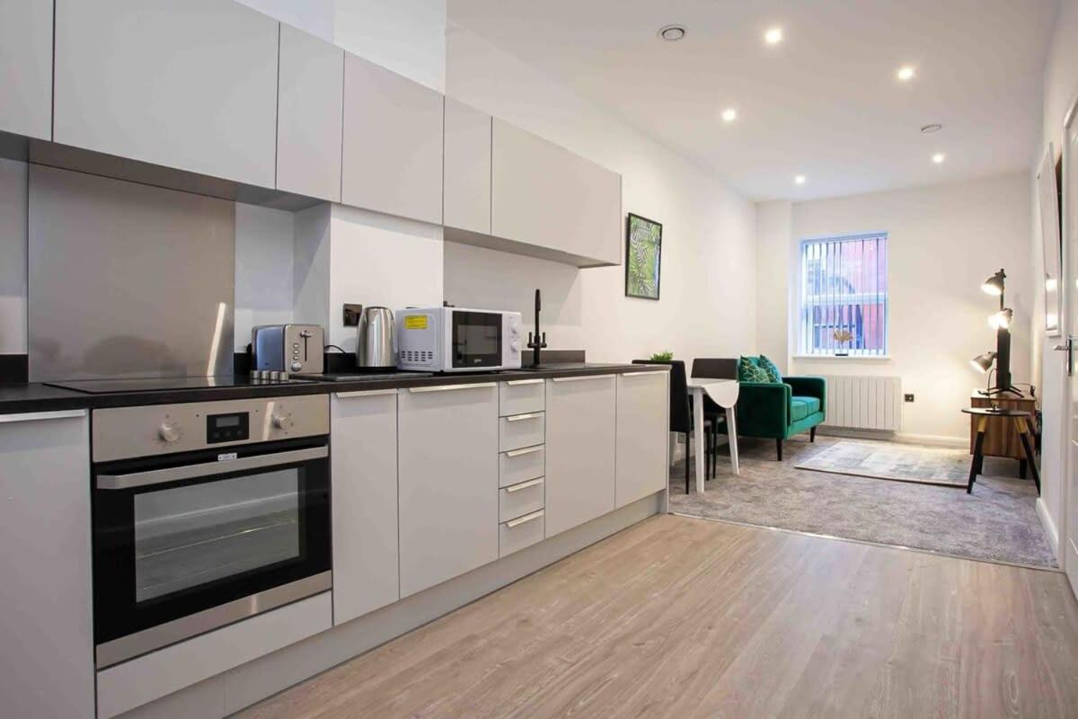 Modern & Stylish 1 Bedroom Apartment In Bolton Bagian luar foto