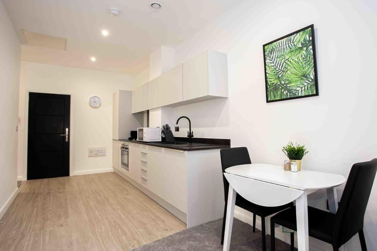 Modern & Stylish 1 Bedroom Apartment In Bolton Bagian luar foto