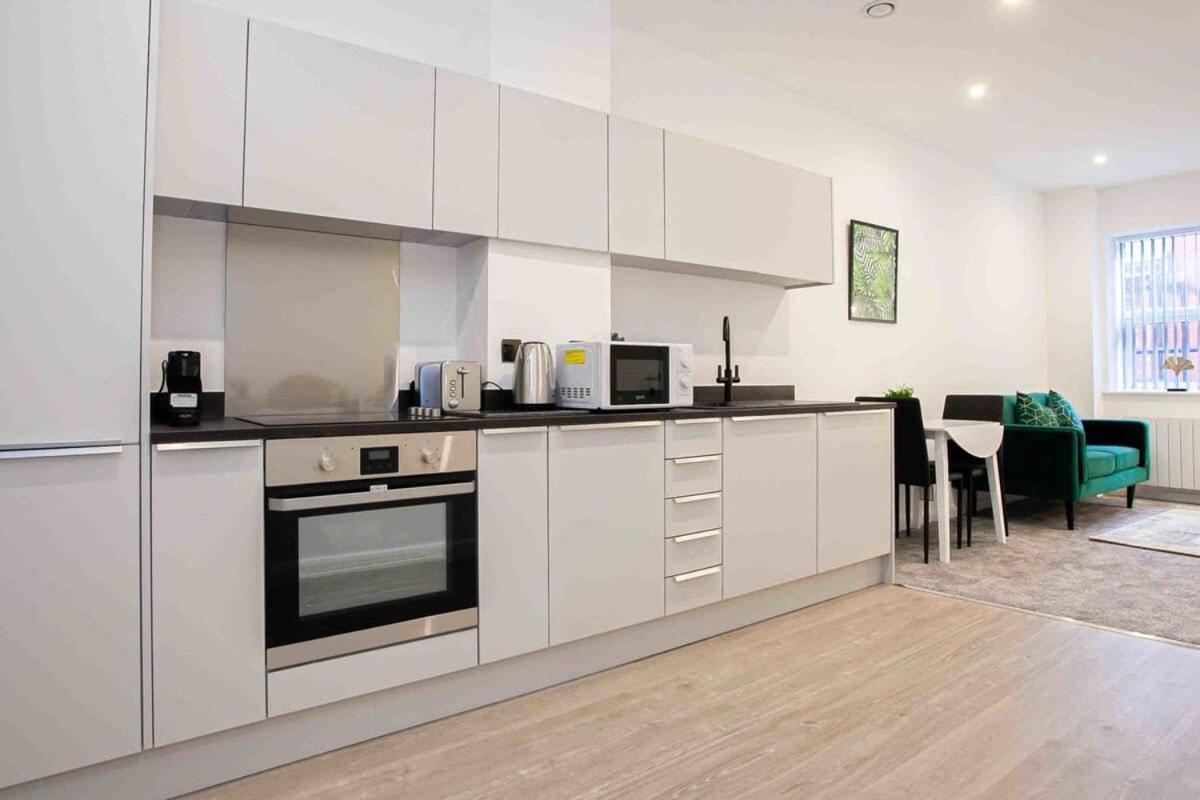 Modern & Stylish 1 Bedroom Apartment In Bolton Bagian luar foto