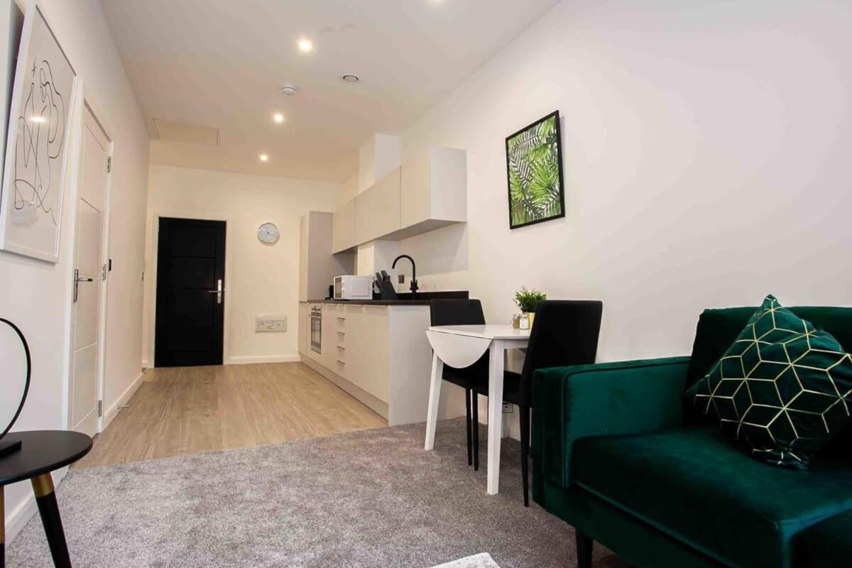 Modern & Stylish 1 Bedroom Apartment In Bolton Bagian luar foto